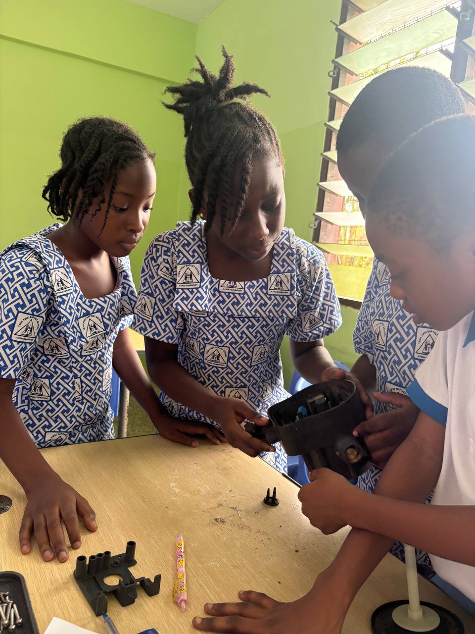 LIW students working together