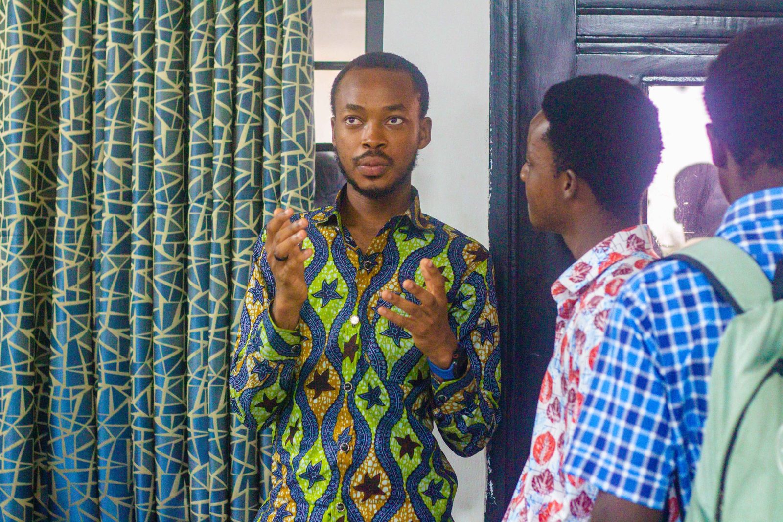 SEN facilitator discussing innovation with students